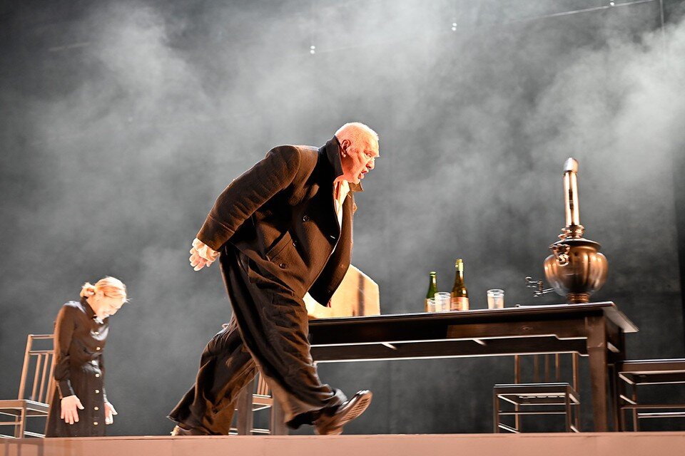    Сцена из спектакля "Мещане". Фото: sovremennik.ru