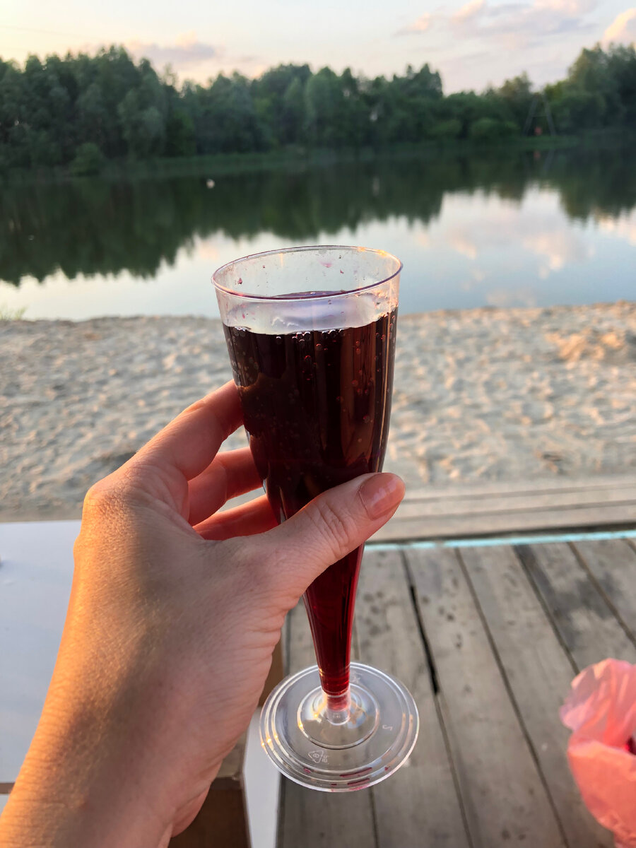 Я поднимаю свой бокал,чтоб выпить за ваше Здоровье!