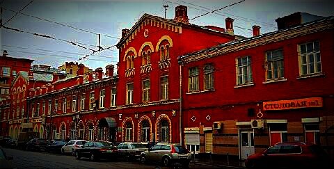 Вид снаружи. А внутри целый микрорайон с кучей корпусов...