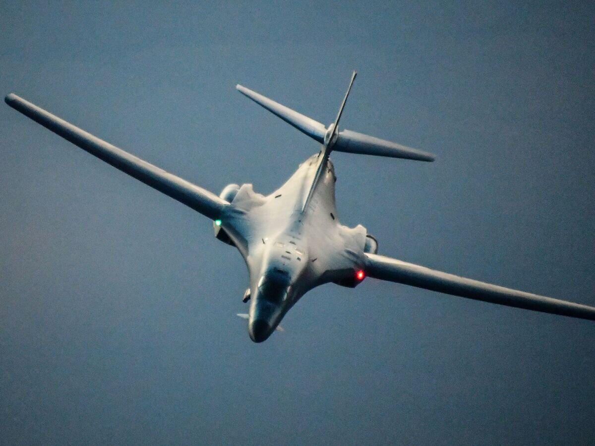 Бобмардировщик ВВС США B-1B Lancer в небе над Сирией© Staff Sgt. Colton Elliott
