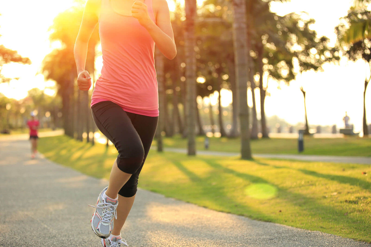 I running since. Девушка бежит. Утренняя пробежка. Спортивная девушка на пробежке. Спорт бег.