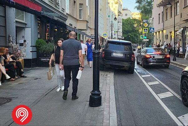 "Рэндж" Дзюбы с нарушениями правил припаркован у гламурного ресторана на Патриарших прудах. Авто сфотографировали, отправив инспекторам "Моспаркинга", местные жители. Фото © t.me / shot_shot