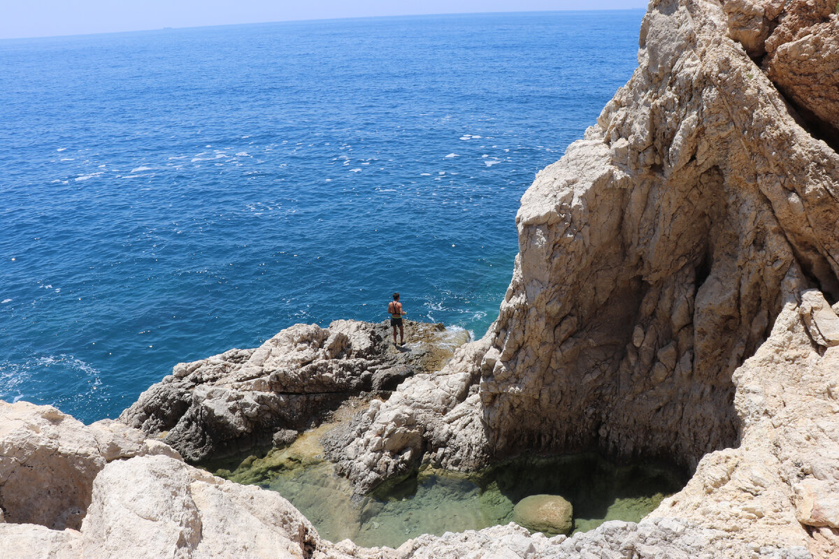 И в другую - там только скалы, пляжа уже нет