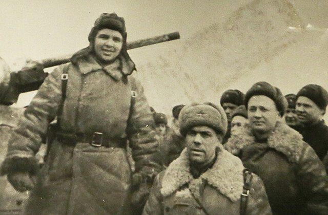 Лавриненко Д.Ф. на фоне танка Т-34.