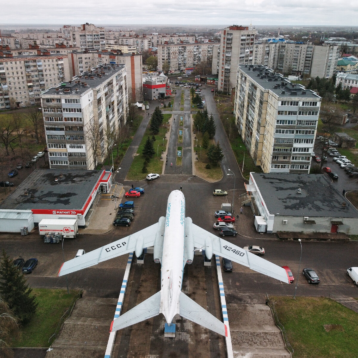 Откуда взялся самолёт между домами на Скомороховой горе. Что у него внутри  | Семья на движе | Дзен