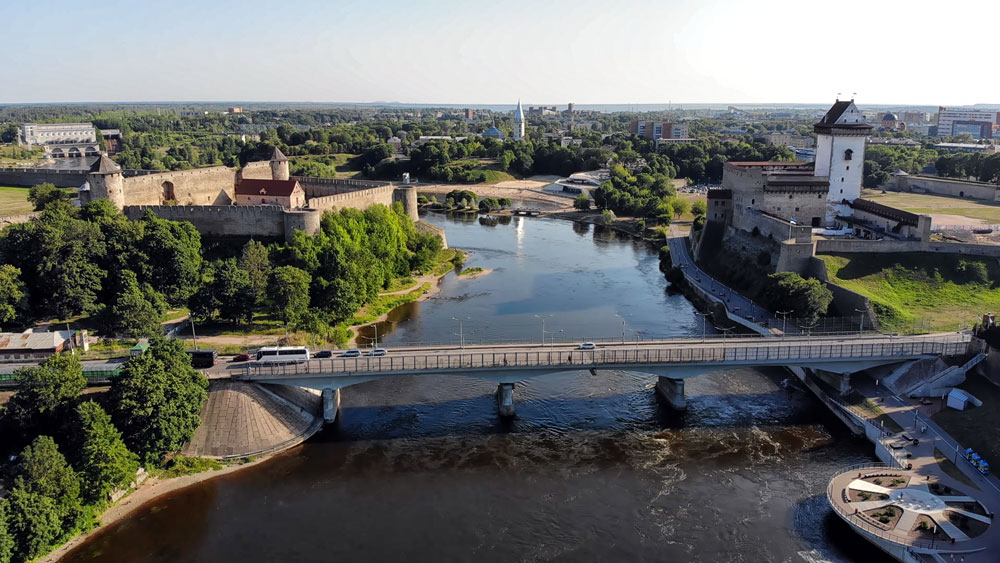 Река Нарва разделяет Россию (слева) и Эстонию (справа)