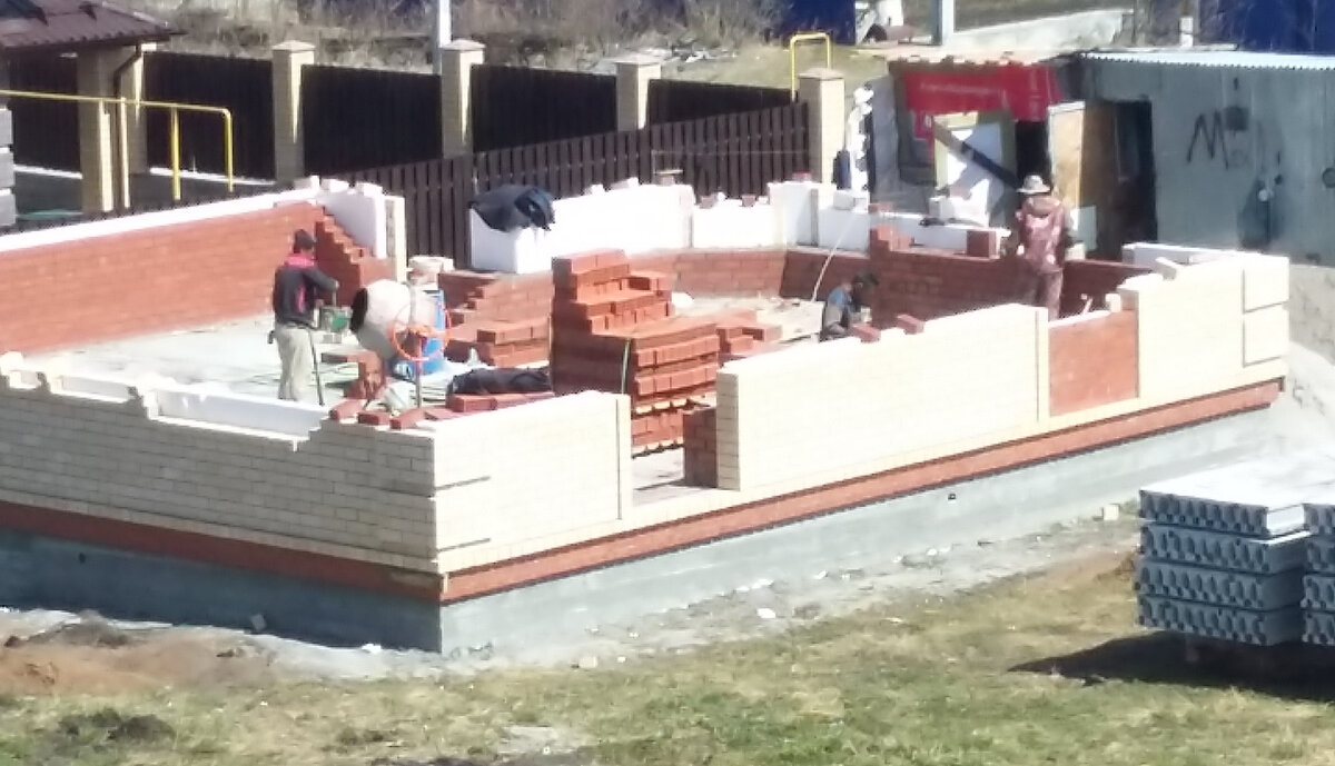 Строить или... купить? (фото автора)