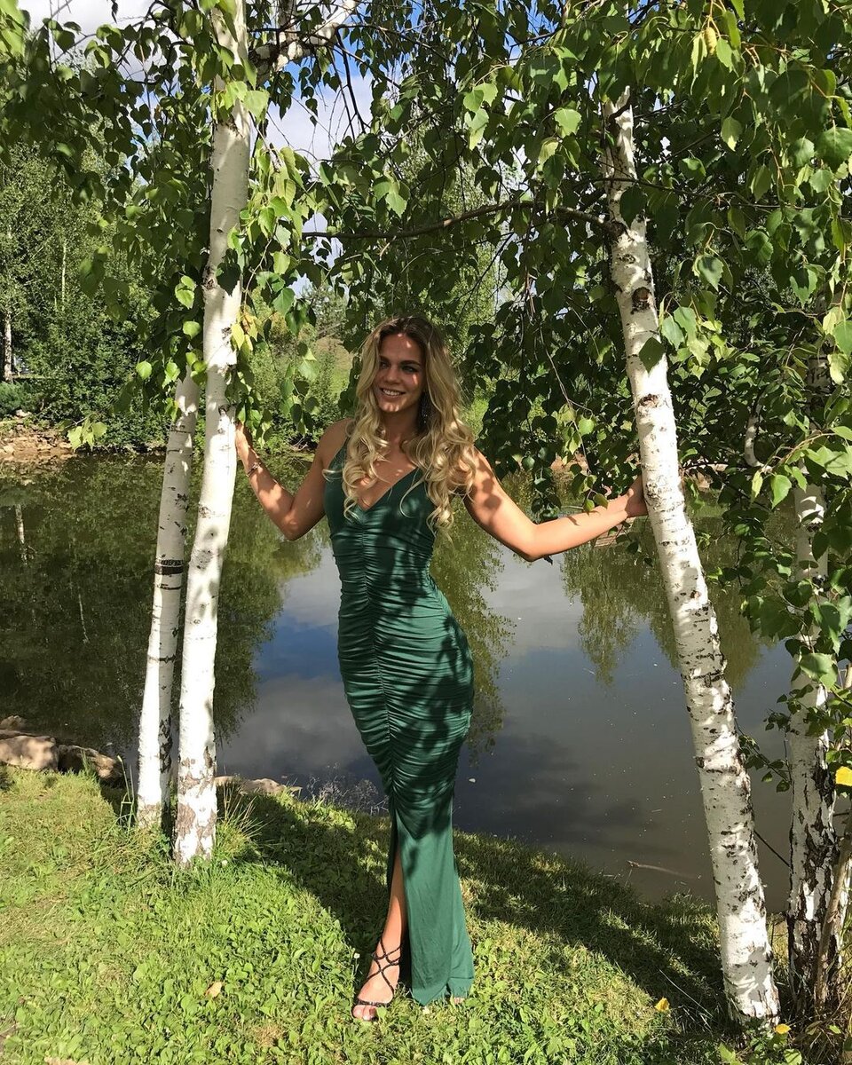 Русская красавица в окружении русского пейзажа. Фото из Инстаграм. 