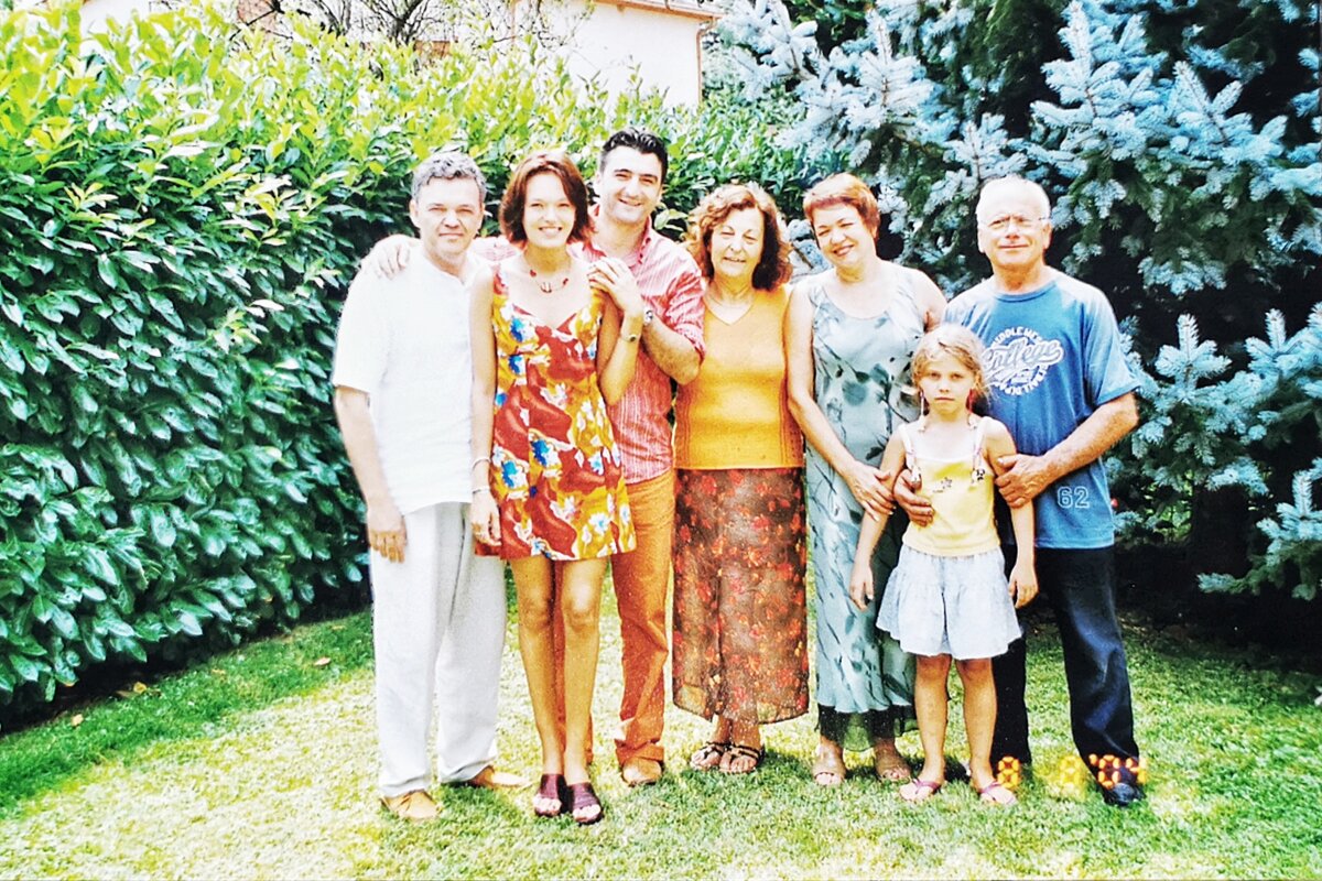 В саду у родителей Фабио, слева направо: мой папа, я, Фабио, мама Фабио, моя мама, отец Фабио, девочка из Румынии, которая каждый год проводила лето у родителей Фабио