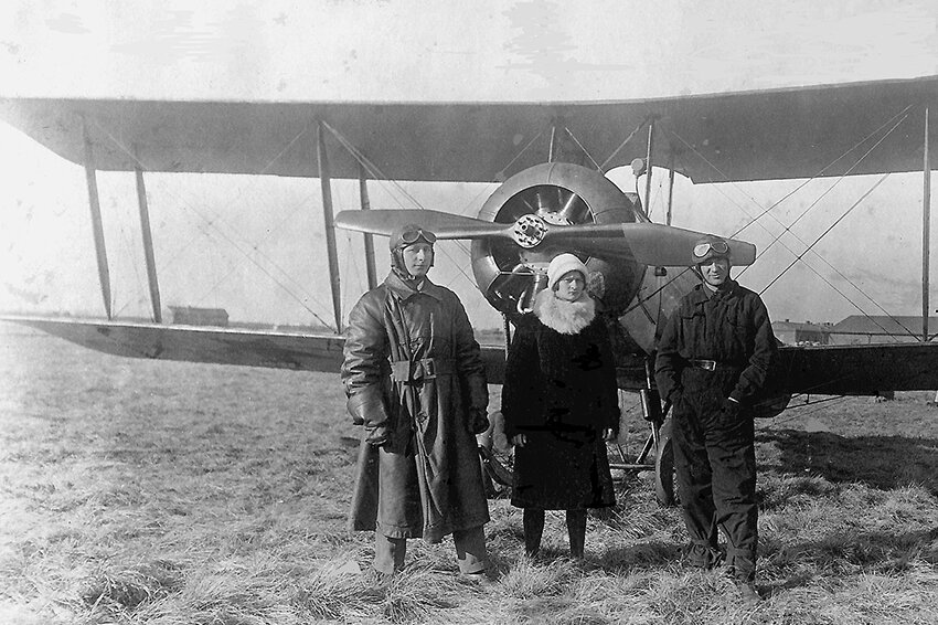 Анатолий Киселев (слева), его супруга Ирина и неизвестный летчик у самолета У-2. Начало 1930-х годов (фото из семейного архива И. В. Киселева) 