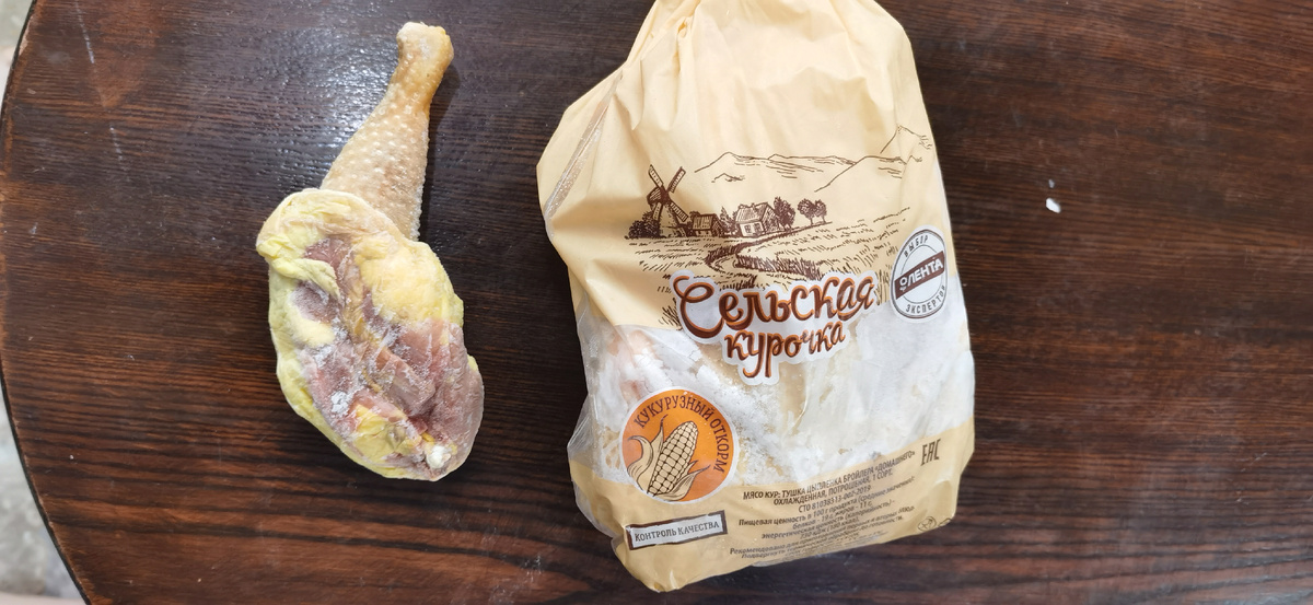 Нога домашней курицы и упаковка типа домашней