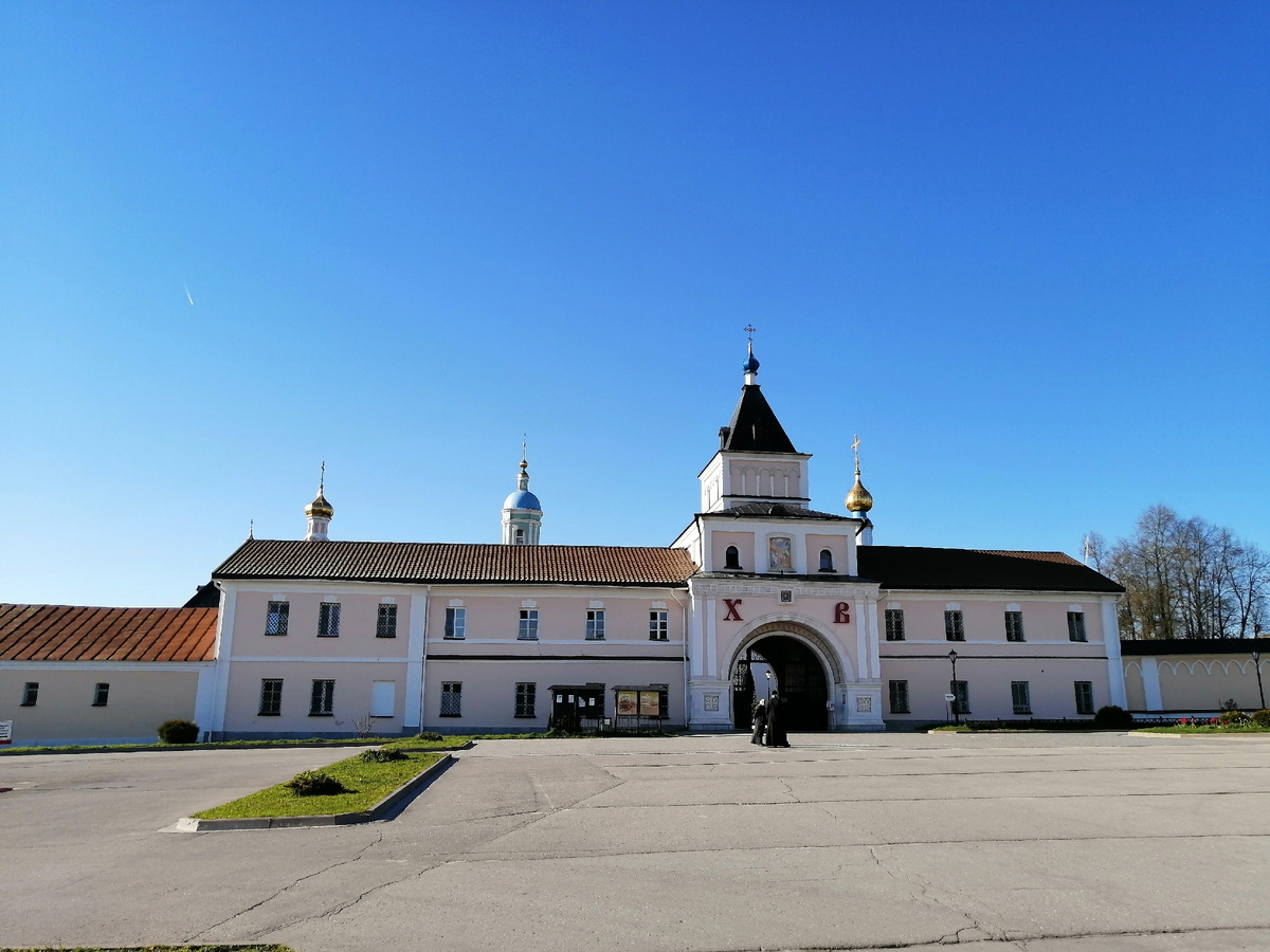 Вход в монастырь Оптина Пустынь, где подвизался преподобный Иосиф. Фото автора канала. 