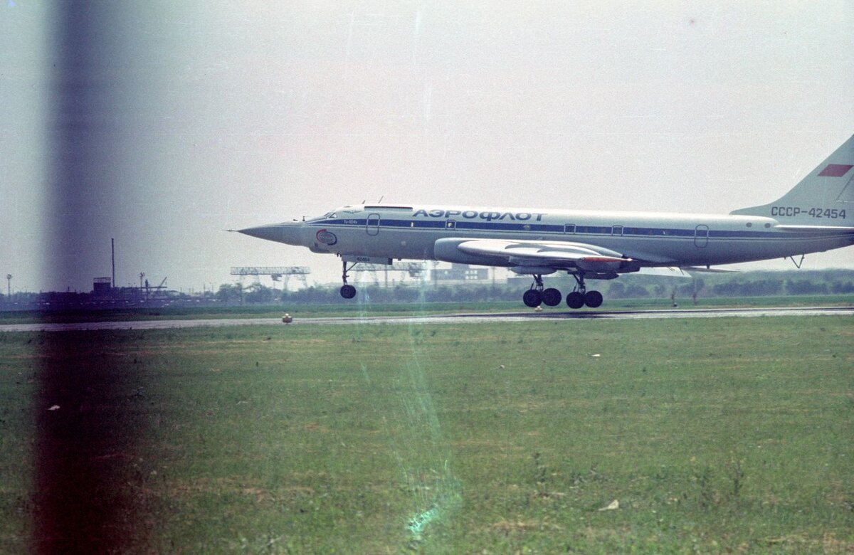 Ту-104ЛЛ "Буратино", СССР-42454, совершает посадку в аэропорту Одесса, 1981 год. Прижизненные фотографий этого самолета можно посчитать по пальцам одной руки. Цветные же фото известны только руки Петра Падалко. Публикуется с его любезного разрешения.