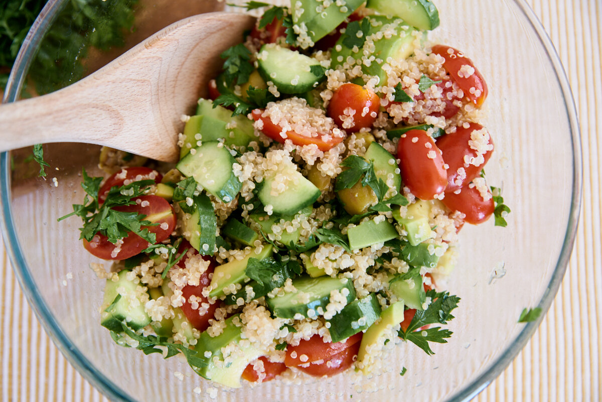 Средиземноморский салат из киноа и авокадо.