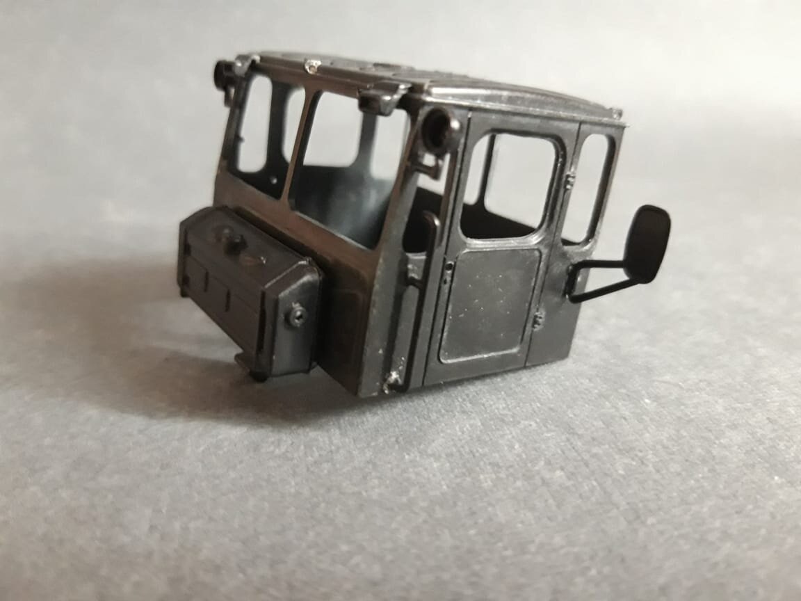 От неоднократной смывки краски "Кротом"  метал почернел, с пластиком нечего