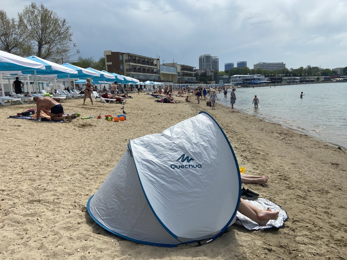 Пляжная палатка на городском пляже Анапы