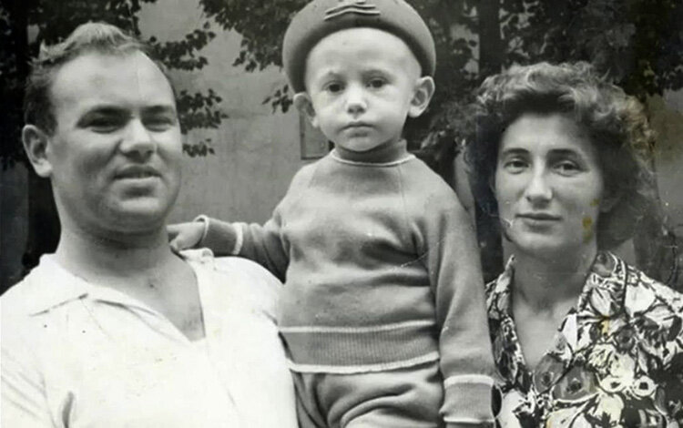 Сергей с родителями. Фото: kratkoebio.ru