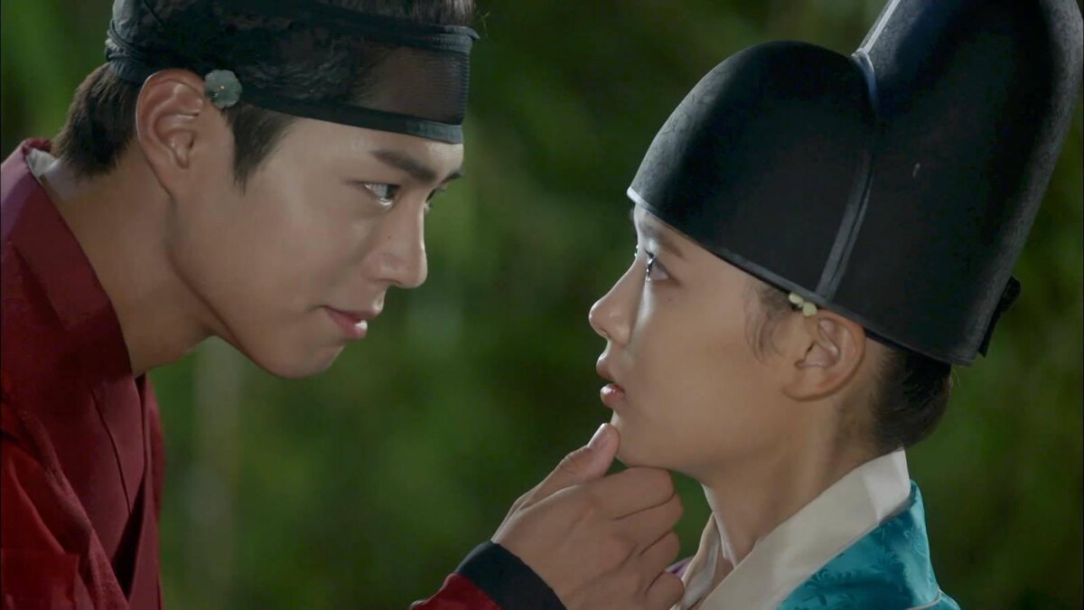 "Свет луны, очерченный облаком"  Актер Пак Бо Гом  в роли наследного принца Ли Ёна.