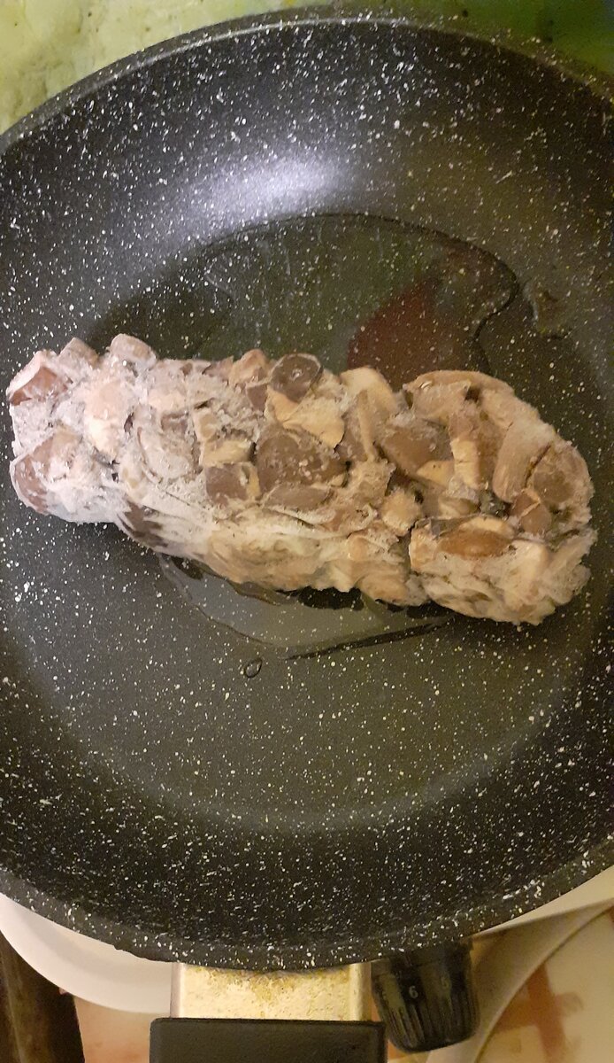 Всем привет, Друзья👌! Сегодня я раскажу Вам как приготовить вкусную жареху (жаренную картошку с грибами). Берем сковороду, нагреваем и наливаем растительное масло. Затем берем вкусные грибочки. (У меня грибочки замороженные. Мы летом вместе с семьей👨‍👩‍👧 ходим в лес за грибочками. Собираем отличные грибочки и часть грибочков замораживаем в морозильной камере, чтобы зимой можно было наслаждаться вкусом лета). Далее обжариваем грибочки и добавляем заранее почищенный и нарезанный картофель.