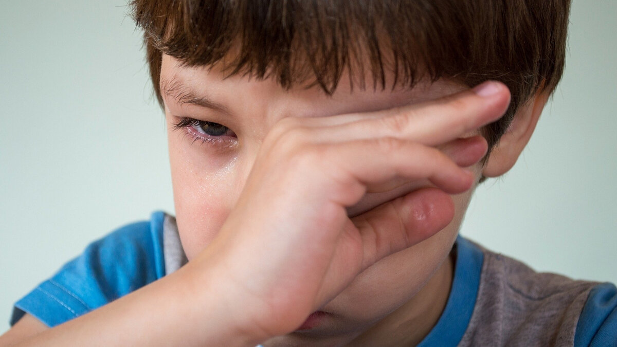 Мальчик плачет