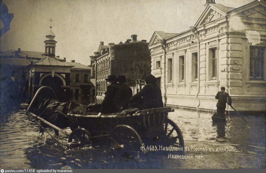 Наводнение 1908 года, фото из архива Величко. Часовня стояла на месте первого храма Иоанна Воина, который за 200 лет до этого смыло другим наводнением. После этого храм по указу Петра I перенесли на Большую Якиманку