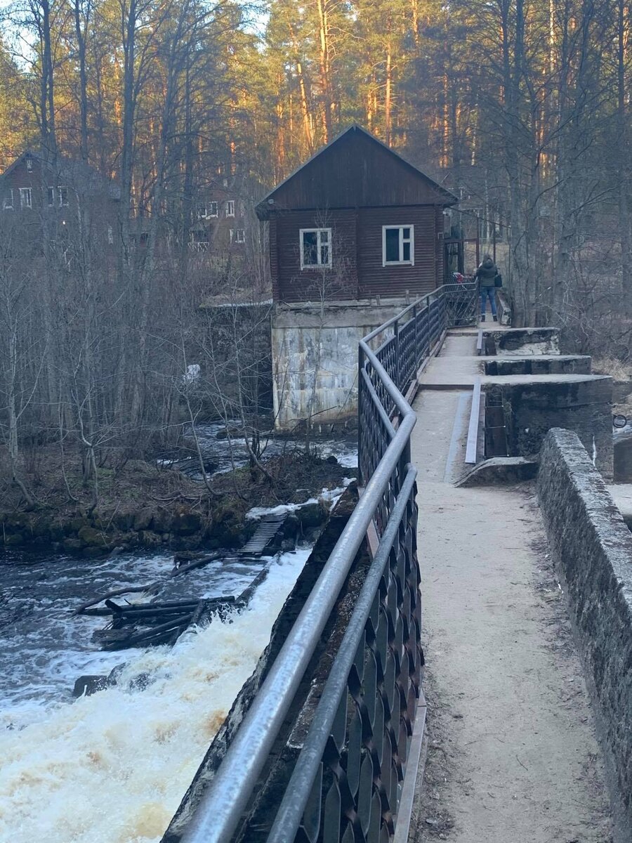 Мост через плотину.