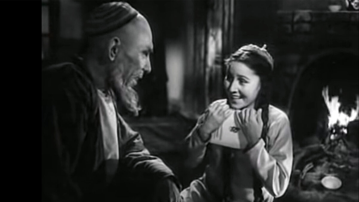 Кадр из фильма "Айна". Айна рада, что Эсен-бей  наобещал ей столько свобод.