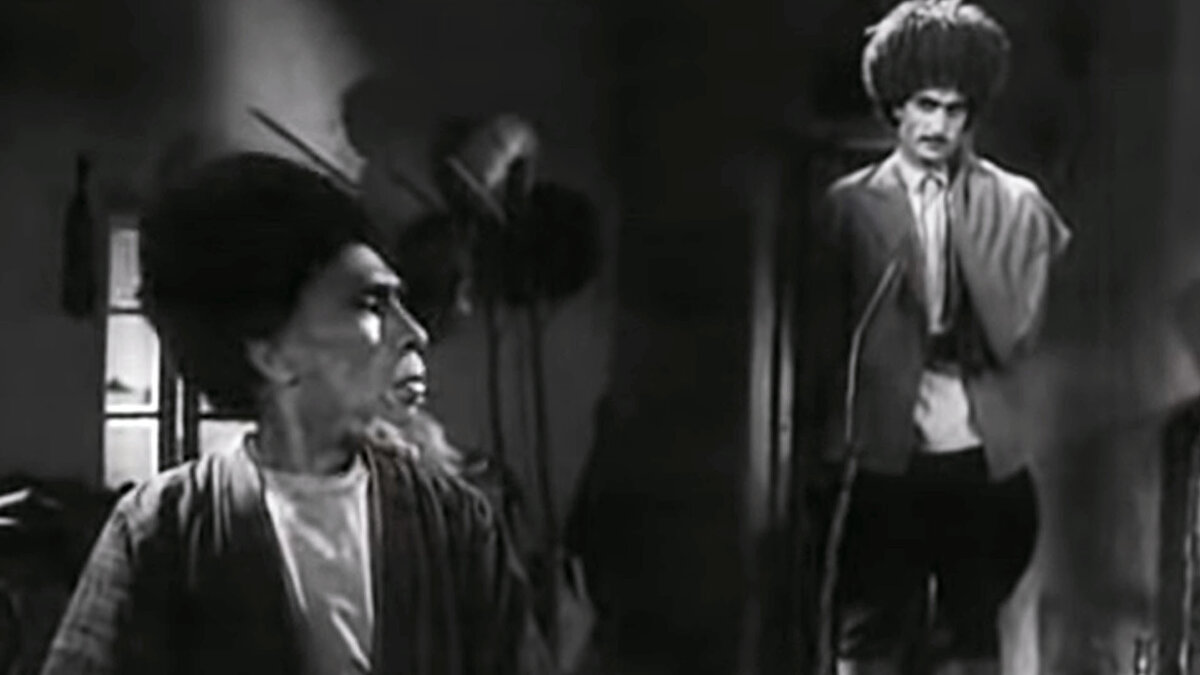 Кадр из фильма "Айна". Между тем Эсен-бей приручает Ходжома.