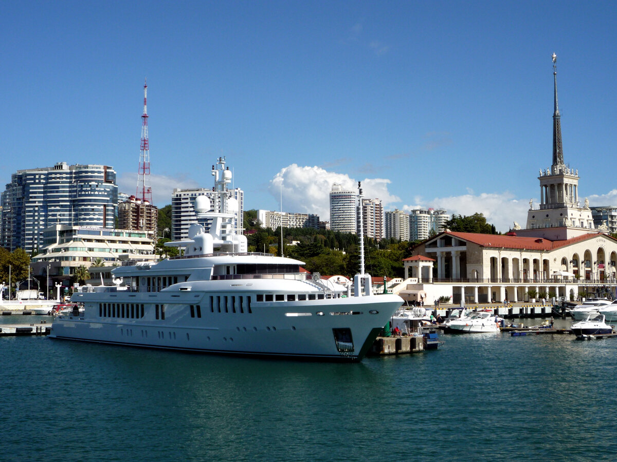 Морской вокзал и порт в центре Сочи