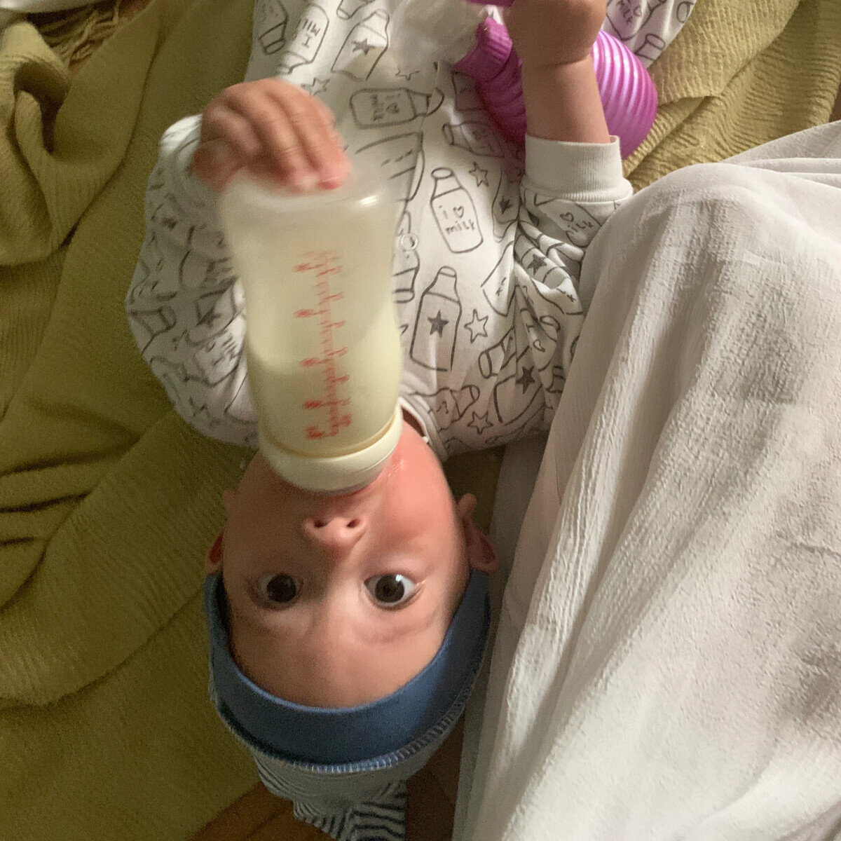 Охотник с пульверизатором в руках на привале - замочил мамочку, можно и перекусить