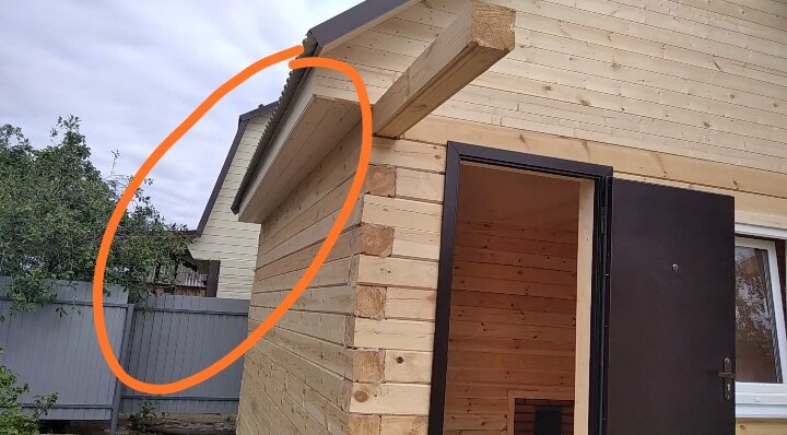 В этом месте не было утеплителя (баня на заднем фоне) 