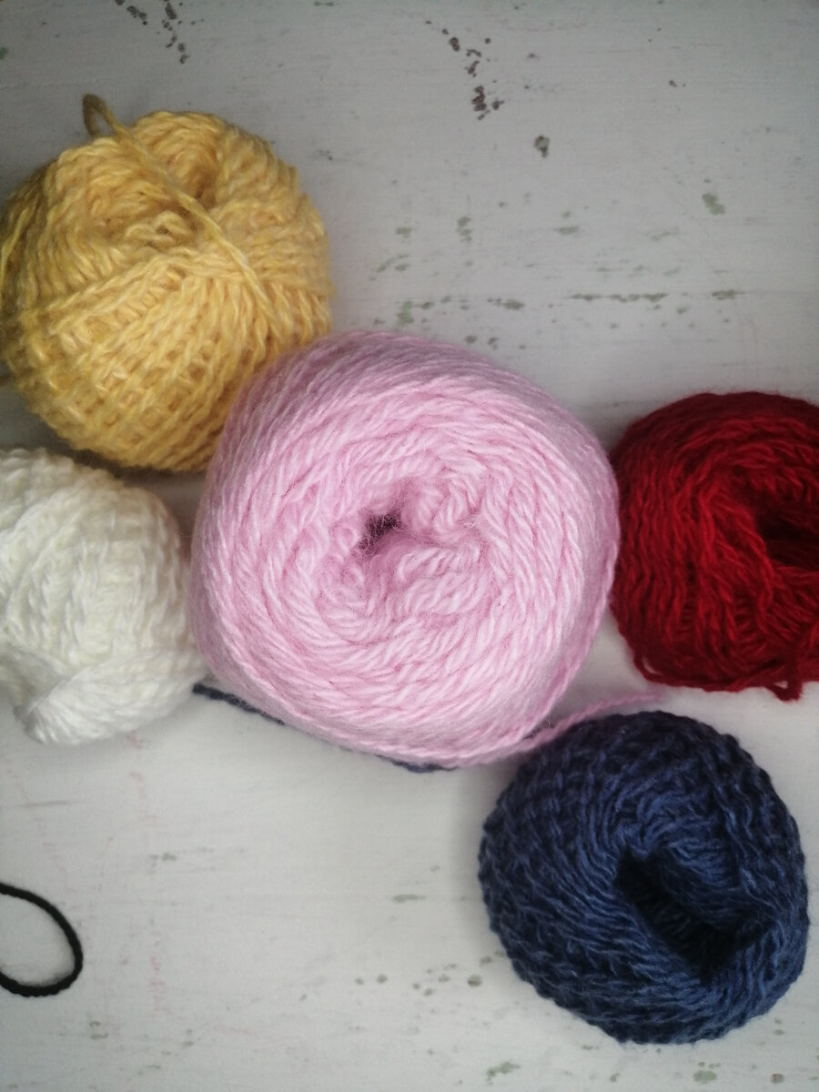 Пряжа Кисловодская,  акрил. Метраж,  к сожалению, не знаю. 