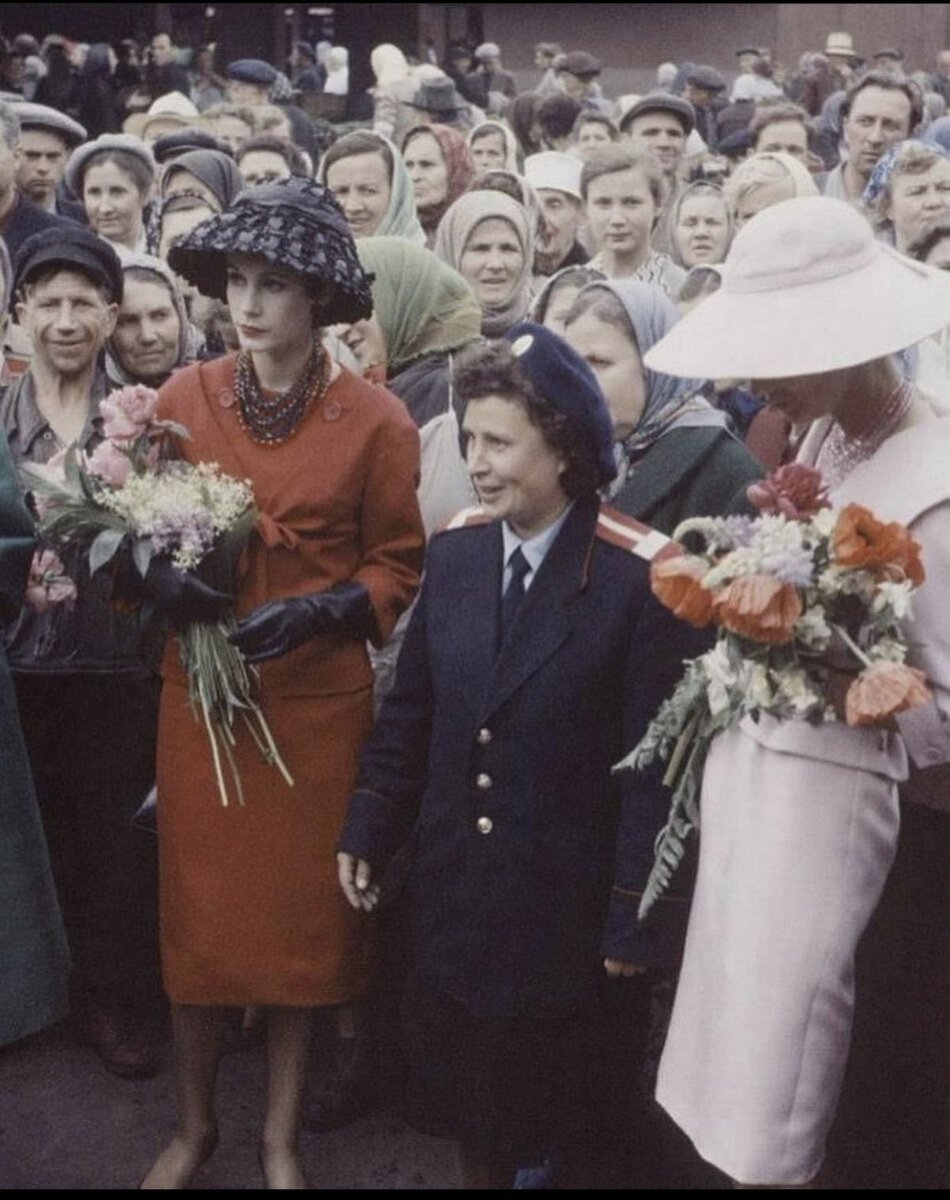 Почему знаменитая фотоссесия моделей Диора в Москве 1959 года была  глумлением над СССР | Культур-трегер | Дзен