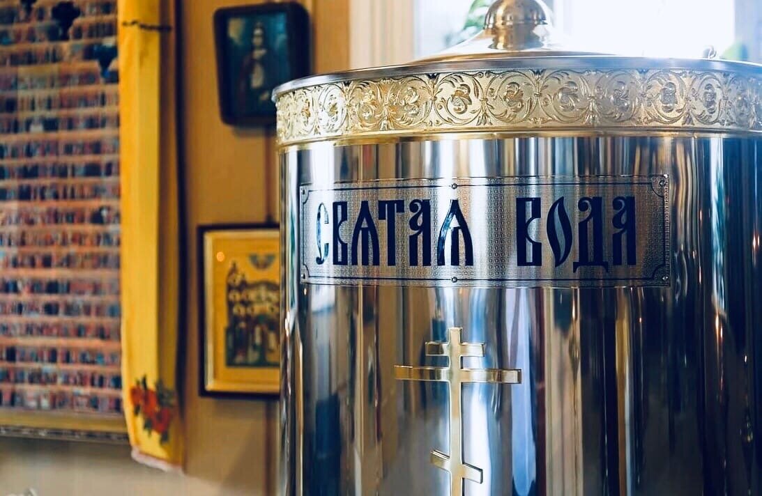 Старая святая вода. Святая вода. Баки для Святой воды в церкви. Бак в храме для Святой воды. Чан со Святой водой.