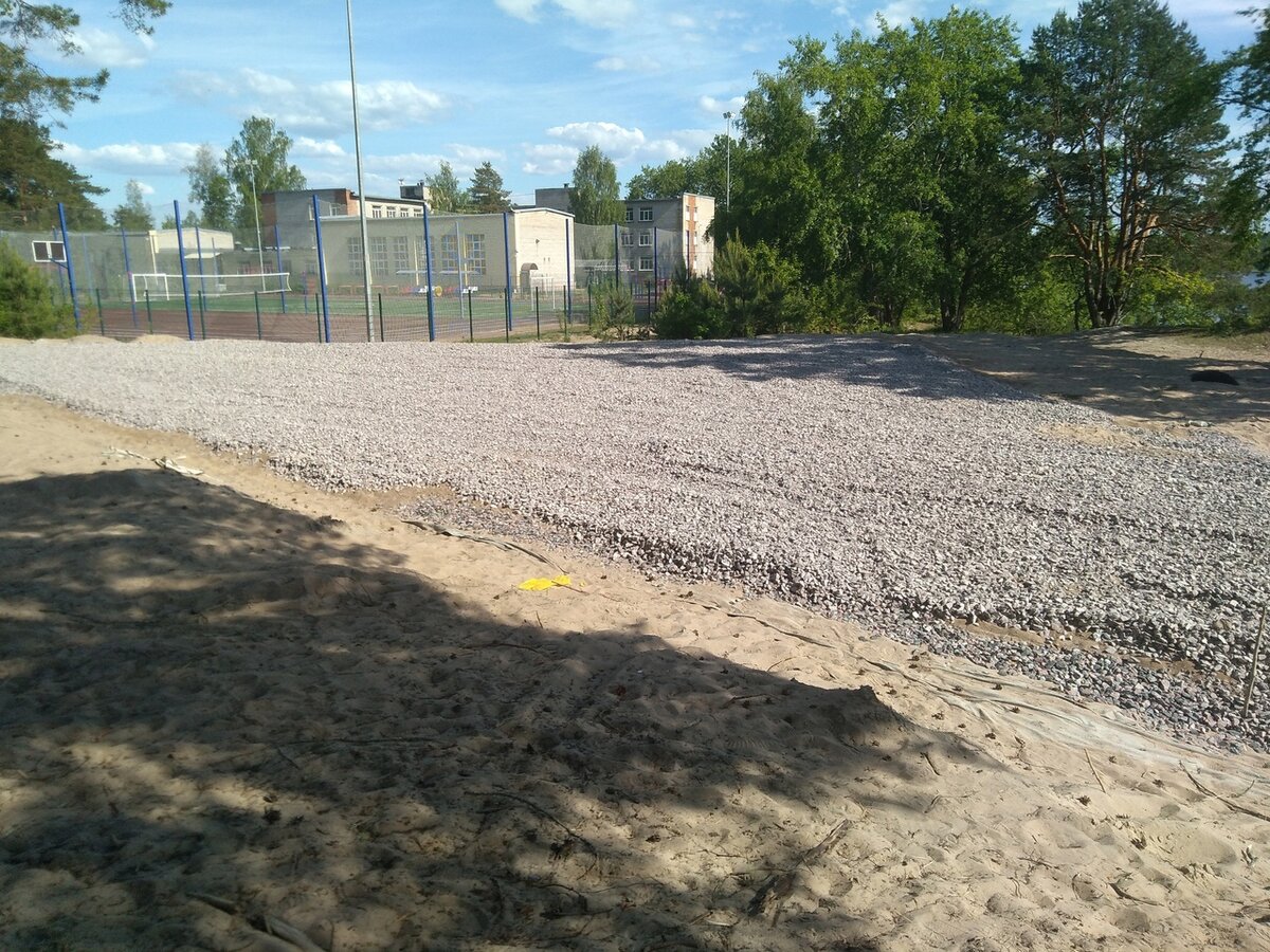 Жители предлагали построить скейт площадку возле дома культуры. Там она была бы уместнее, чем на пляже прямо на дюнах. Но власти их не услышали.