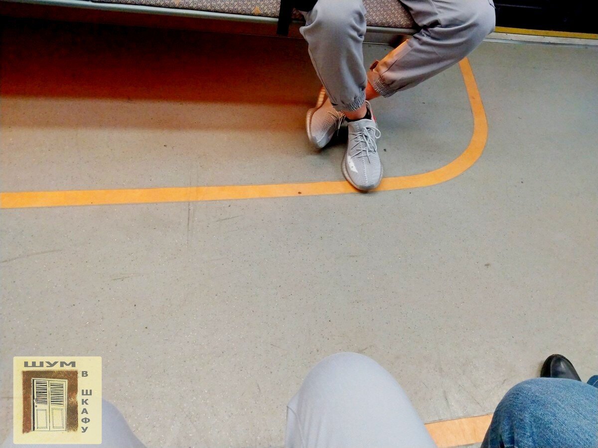 Напольная подсветка. Навигационные указатели напольные. Разметка на полу. Рекламные наклейки на пол. Линии на полу.