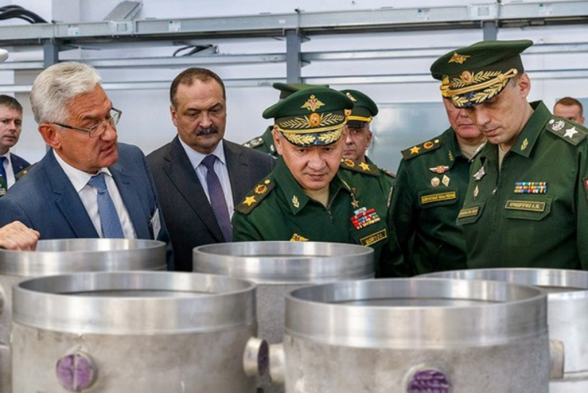 На фото от пресс-службы МО РФ. Министр обороны удивляется в Дагестане.