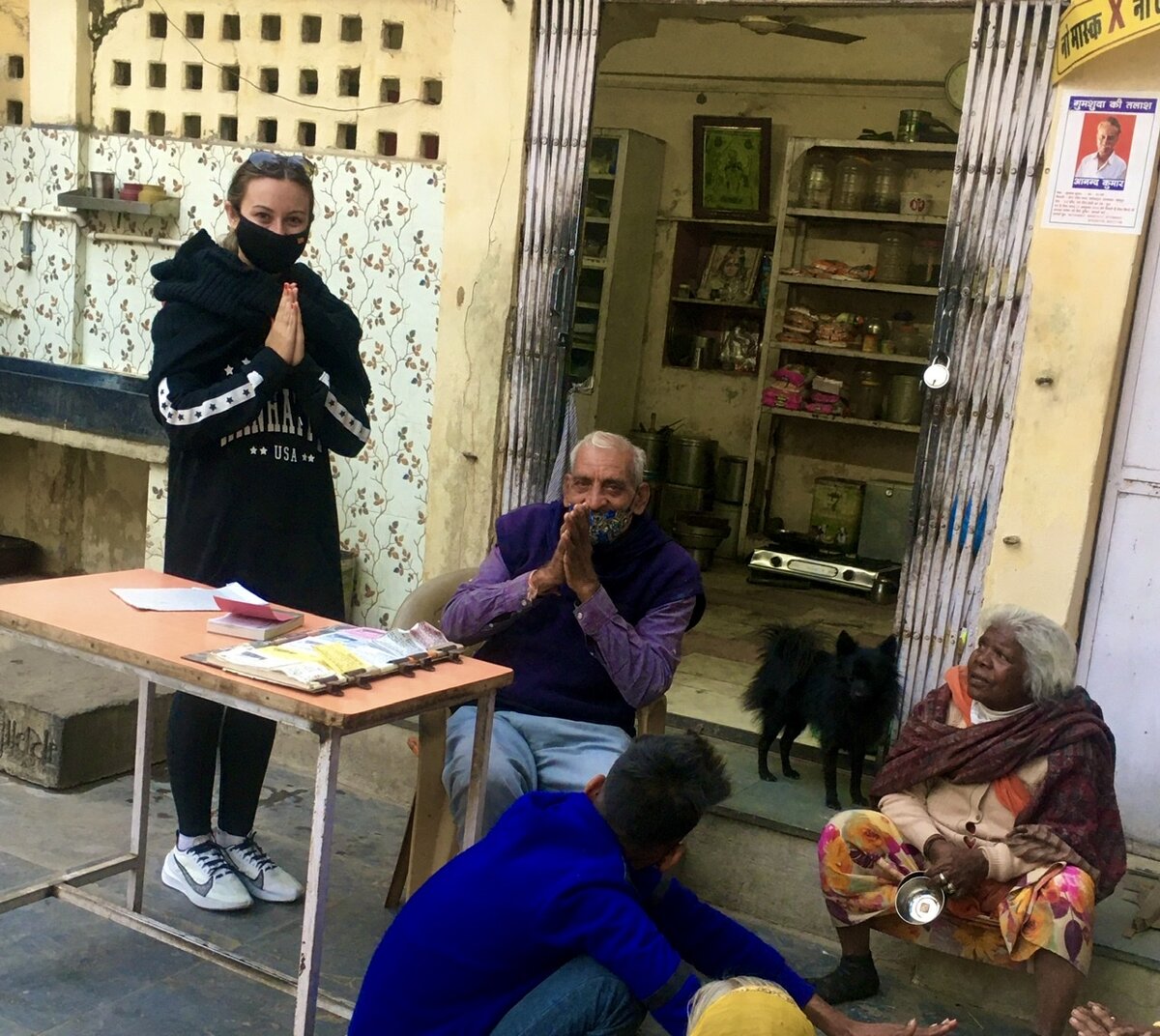 Здороваюсь с бездомными, которые живут возле храма и охраняют его. Удайпур, Январь 2021