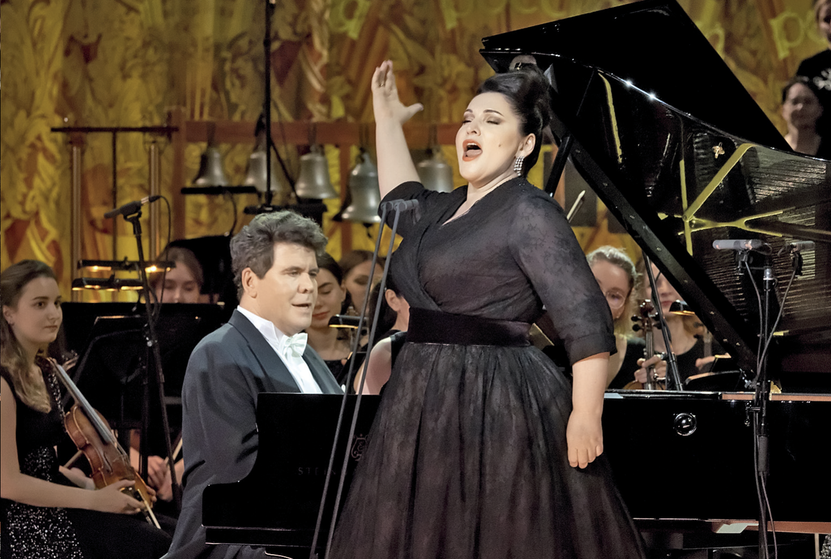 Хибла Герзмава, за роялем - Денис Мацуев