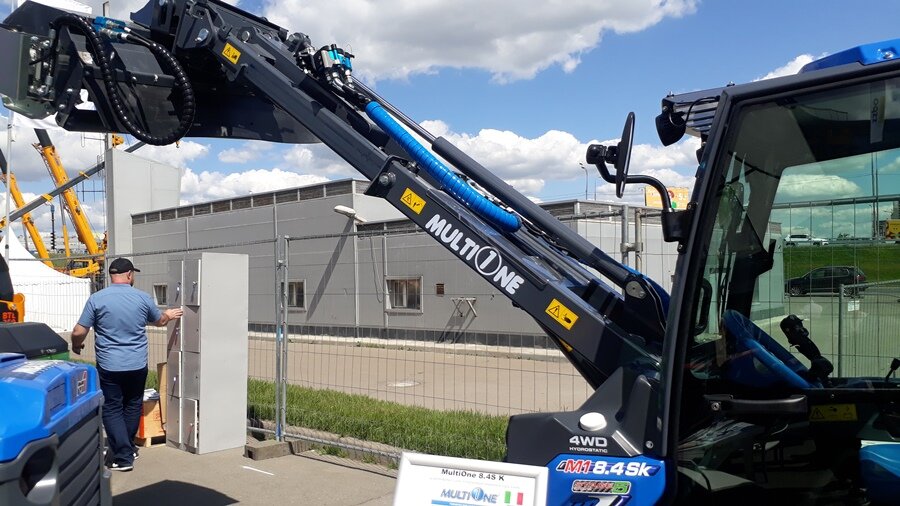 В Москве представили сочлененный мини-погрузчик с уникальными техническими решениями