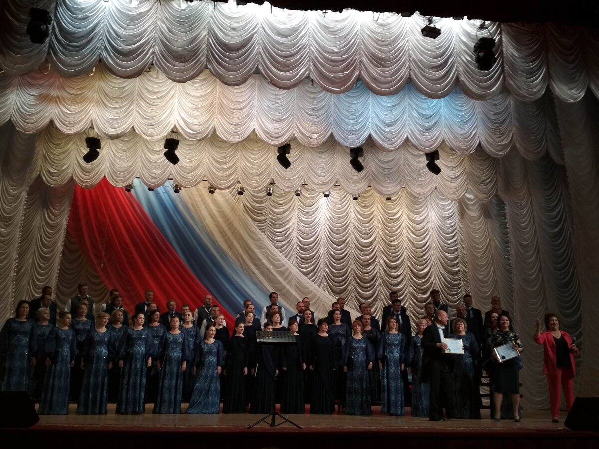 На сцене Камерный хор Крымской государственной филармонии «Таврический Благовест» и Челябинской камерный хор им. Михальченко. Справа директор Восточно-крымского музея-заповедника, бессменный вдохновитель и защитник фестиваля - Татьяна Викторовна Умрихина. ДК "Корабел"