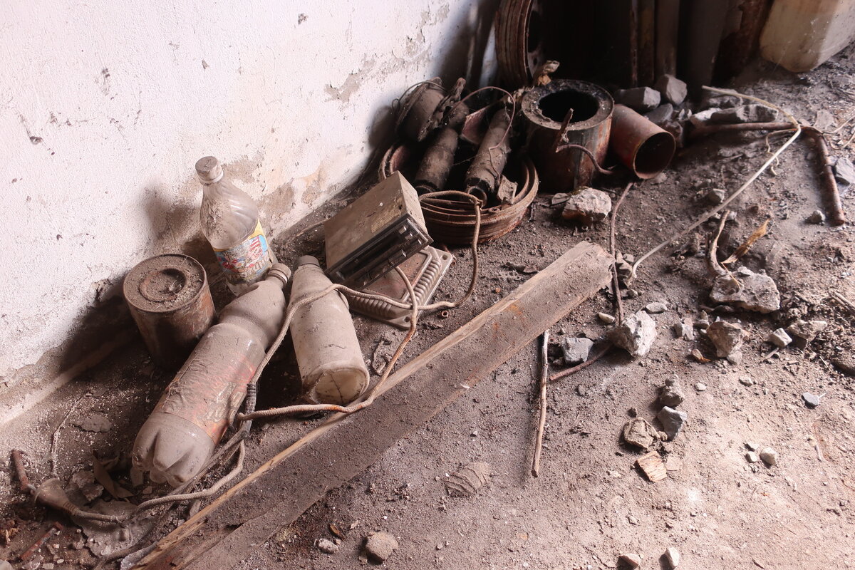 куча хлама в старом гараже