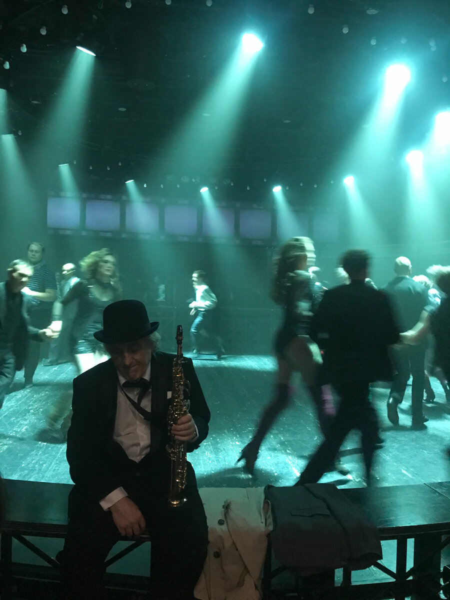 Начало спектакля в ЦДР. На переднем плане - гениальный саксофонист Юрий Яремчук, который умеет играть даже звуки океана! 