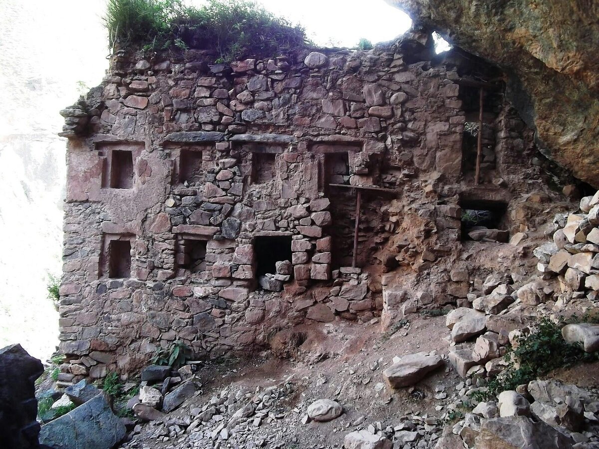 Развалины дома