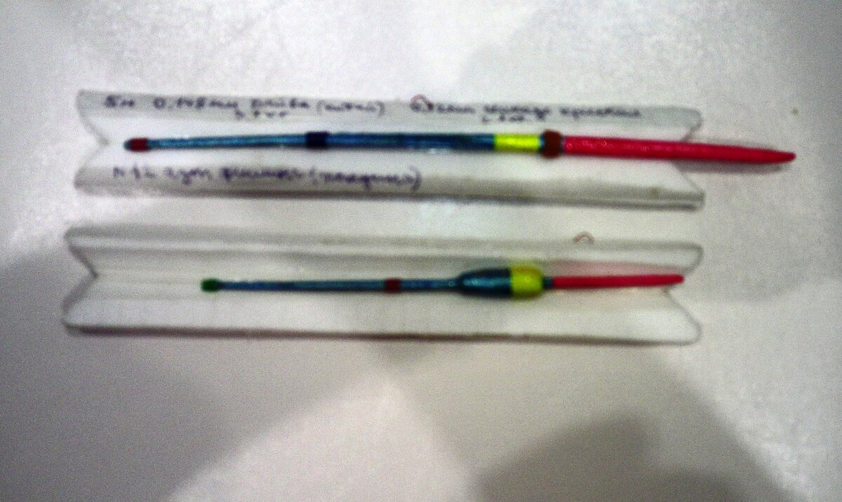 Оснастки с поплавками из гусиного и грачиного пера.