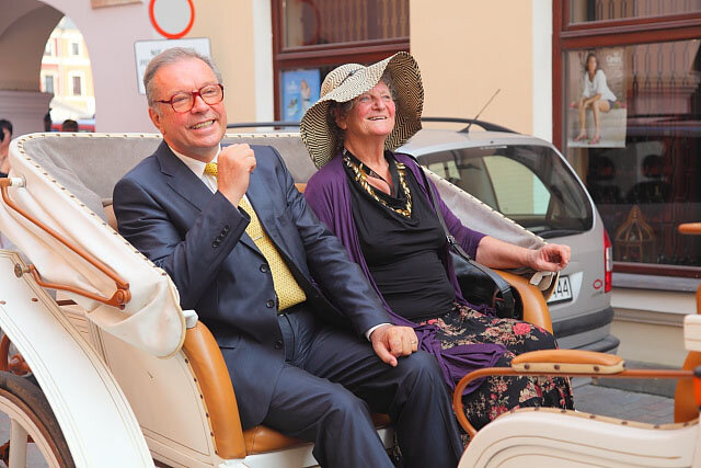 Кшиштоф Занусси с женой в карете, фото zamosconline.pl