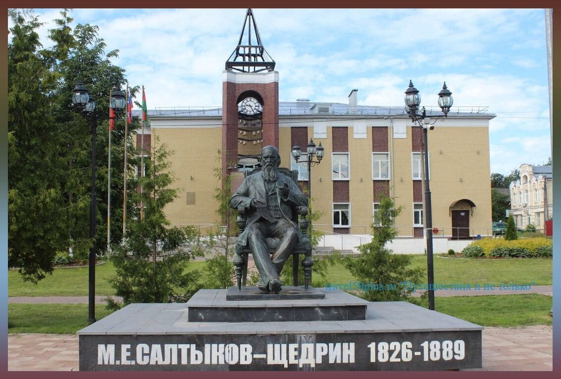 Главный памятник города на фоне дома купца Воронцова. Теперь там размещена МОУ гимназия школа искусств им. А. А. Цветкова.