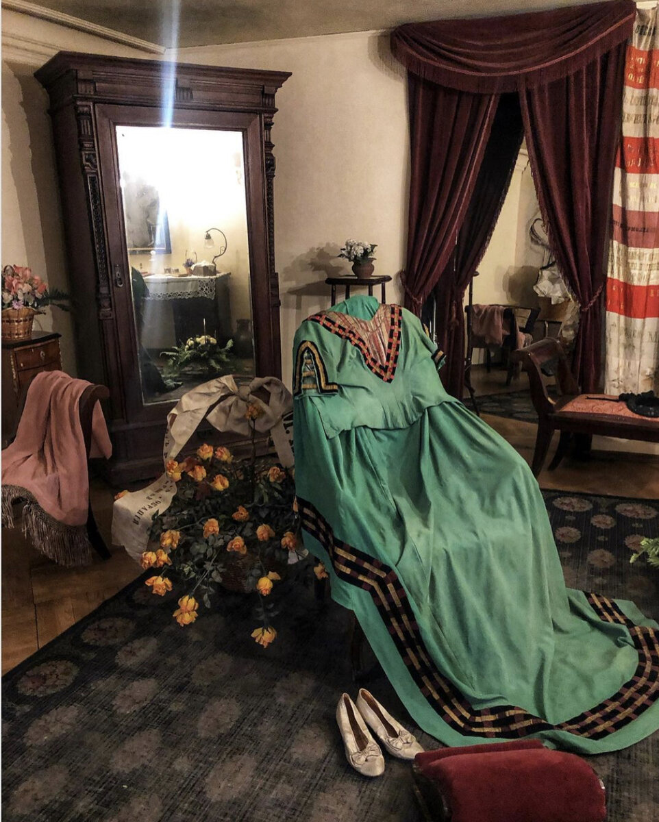 Дома у драматической актрисы Марии Ермоловой. Платье, туфли Снежной Королевы сцены. Фото мои. 