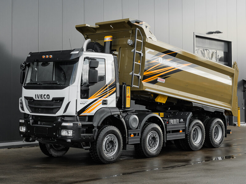 IVECO Trakker с самосвальной надстройкой Grunwald