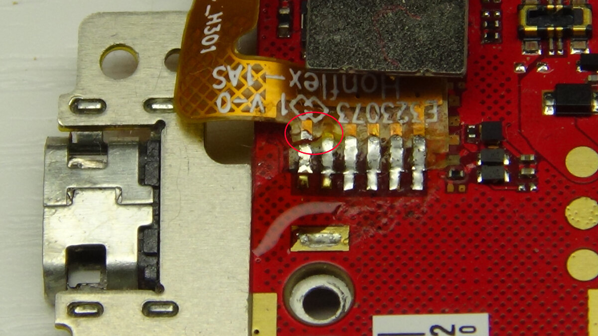 Оторваны левые 2 вывода шлейфа